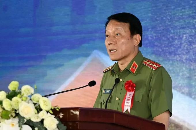 公安部长梁三光大将发表讲话。