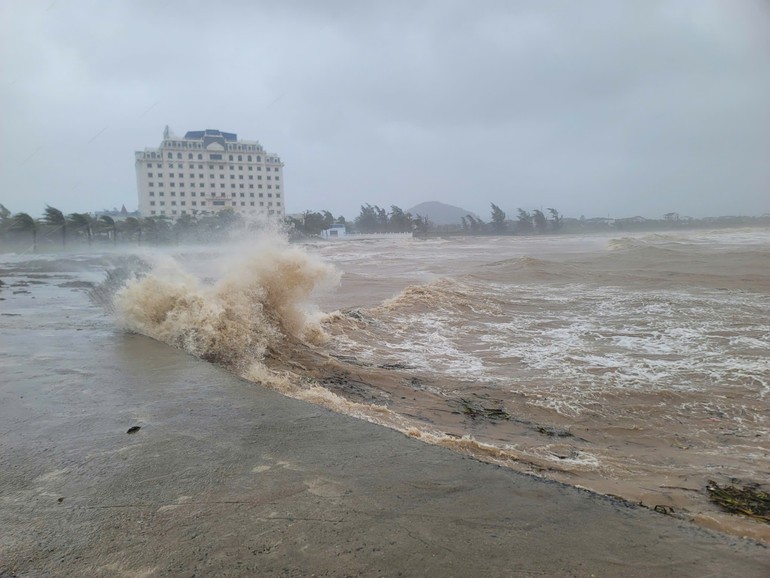 8月25日下午1时30分，乂安省炉门海域海浪汹涌。