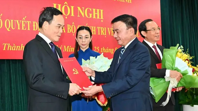 党中央政治局委员、党中央书记处常务书记陈锦秀向陈留光同志颁授《决定》。