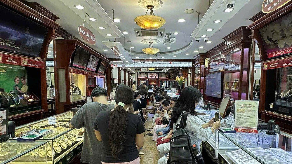 民众在河内陈仁宗街的保信明珠商店排队等候交易。