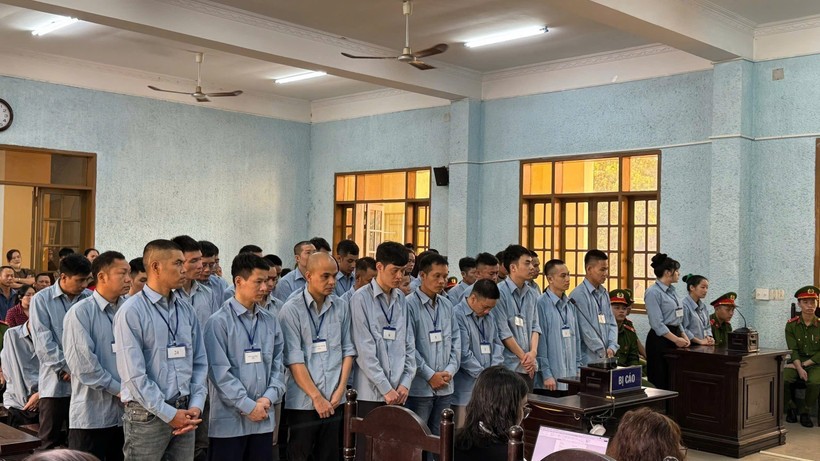 37名被告受审。