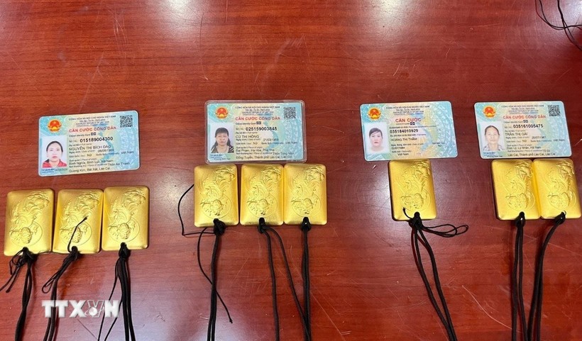 没收的赃物是总量逾2.5公斤的9块金片。