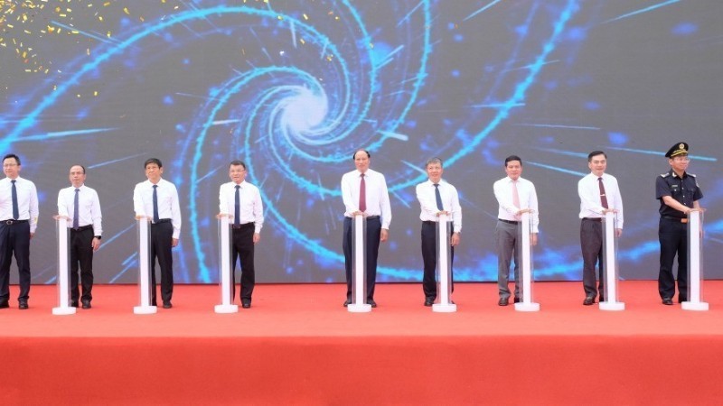 越南高平省隆重举行驮隆（Tà Lùng）-中国水口（Thủy Khẩu）口岸升级为国际边境口岸的仪式。