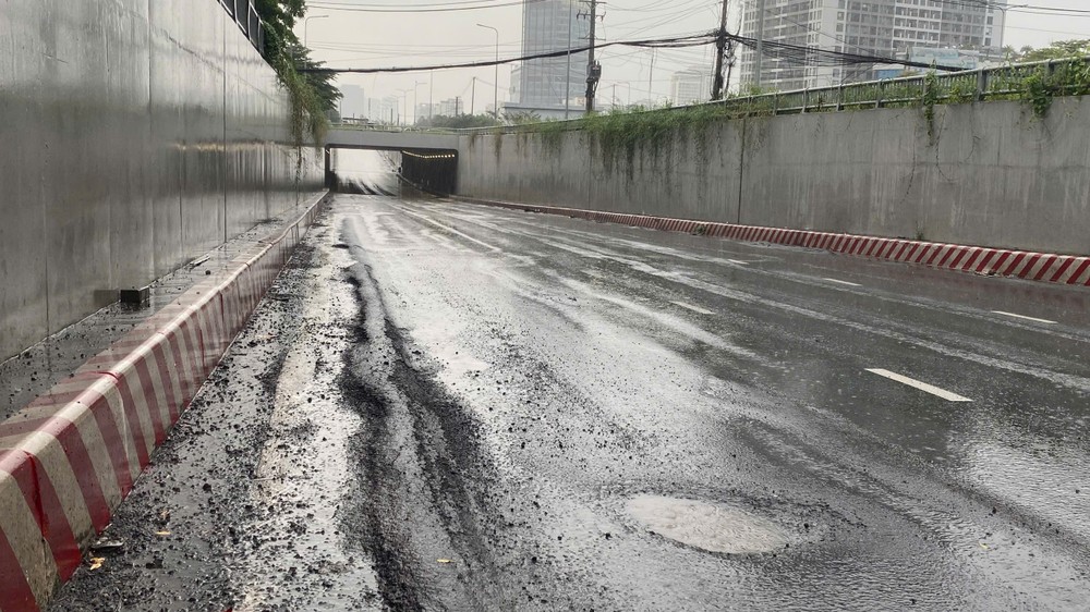 地下道路面坑洼不平，对车辆通行非常危险。
