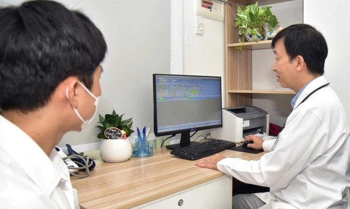 嘉定人民医院的医生正为患者诊病并在电子病历创建信息。