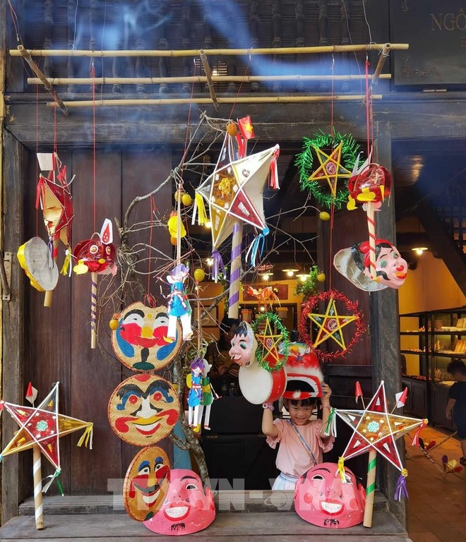 儿童门很喜欢中秋节的玩具。