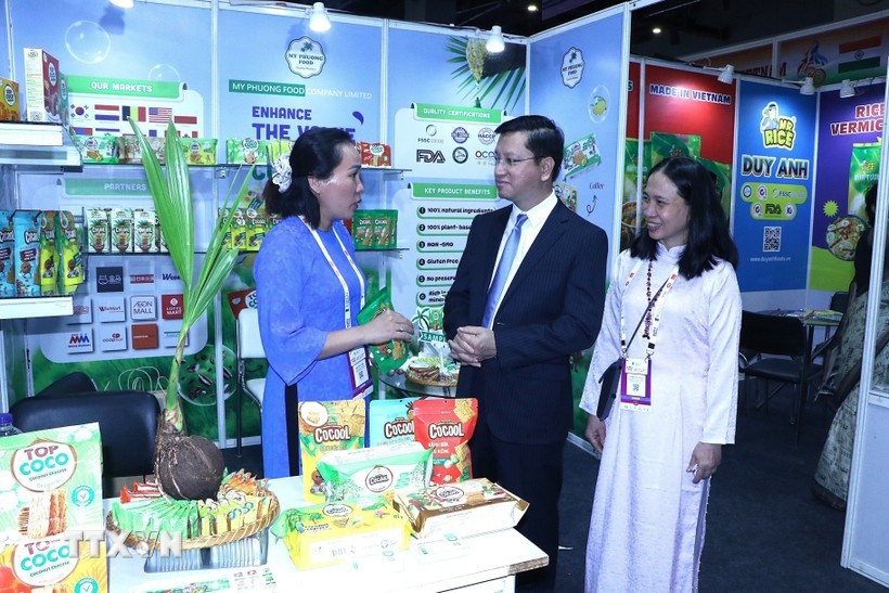 越南驻印度大使阮清海参观各展位。