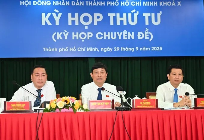 胡志明市人民议会第四次会议主席团。