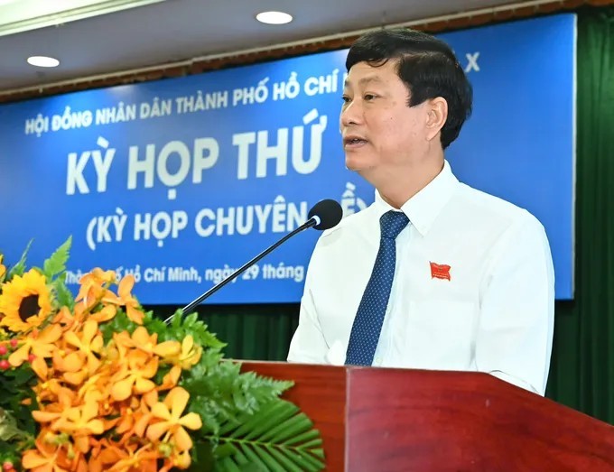 胡志明市人民议会主席武文明发表讲话。