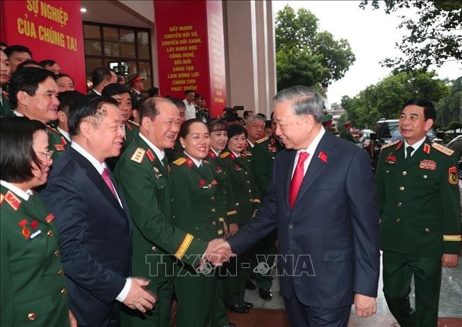 党中央总书记苏林与参会代表交流。