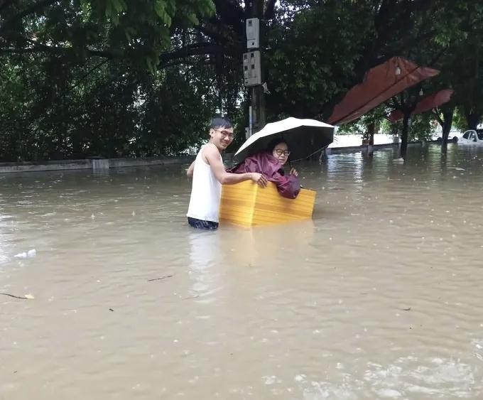 9月30日上午，河内市谷桥街严重受淹。