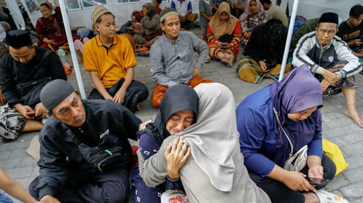 在现场，数百名学生的亲属仍然希望他们的孩子还活着。