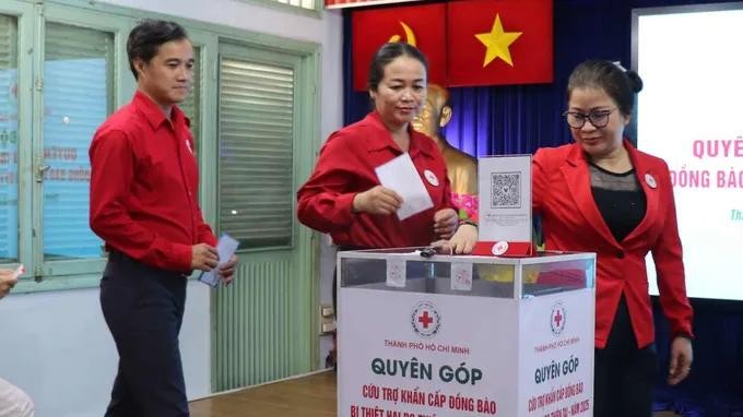 各名个人捐助受灾同胞。