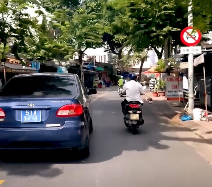 蓝牌车驶入胡志明市禁行路段。