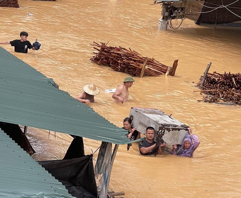 10 月 7 日下午，谅山省右陇乡的洪水淹没村庄，居民需紧急疏散。