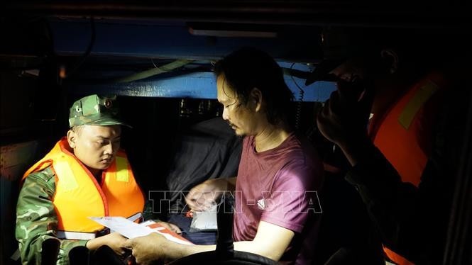 嘉莱省边防部队检查渔船证件。