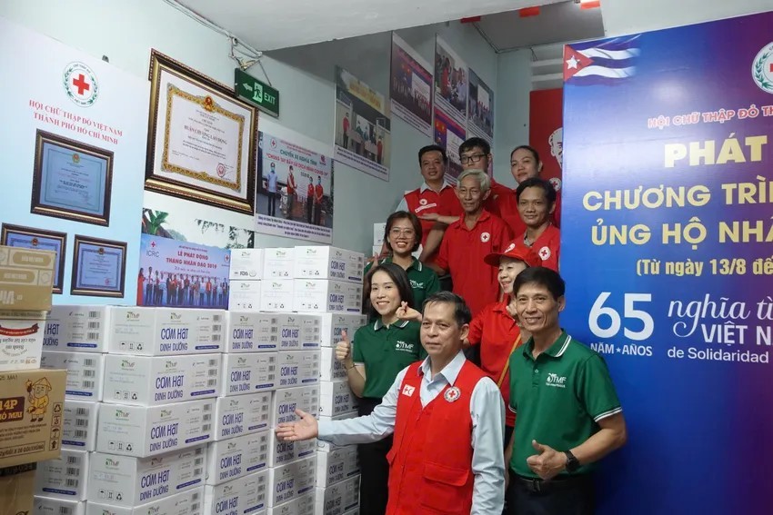 胡志明市红十字会副主席陈文俊与捐赠方合影留念。