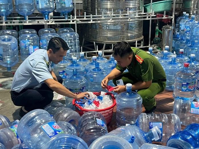 职能力量正在检查赃物。