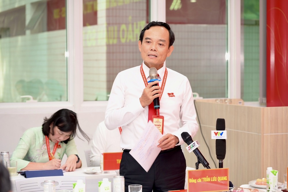 胡志明市市委书记陈留光在分组讨论中发言。