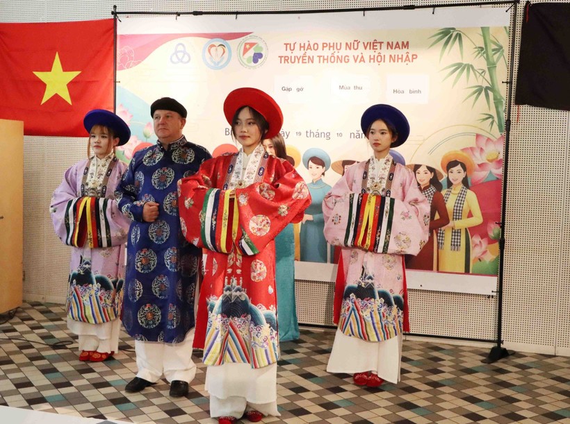 招待会上的文艺节目。