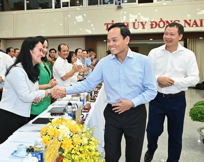 胡志明市市委书记陈留光与同奈省省委书记武鸿文在会议上。