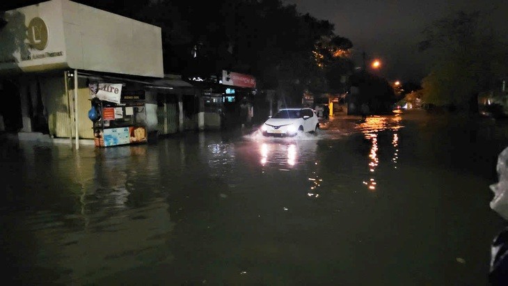 10月23日夜晚至24日凌晨的强降雨导致顺化市多处地区严重淹没。