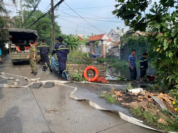 平贵坊职能力量协助民众抽水。