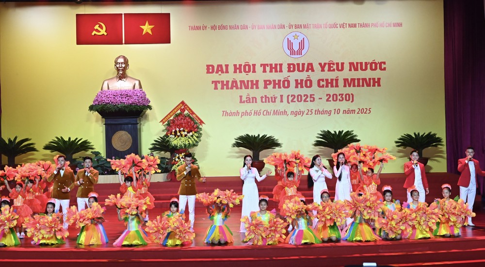 胡志明市第一次爱国竞赛大会上的文艺表演。