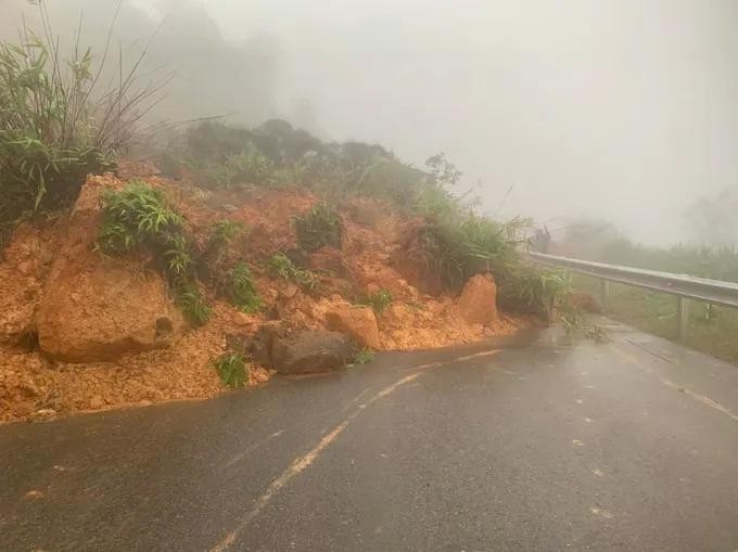 林同省大宁岭路段再次发生严重山体滑坡。