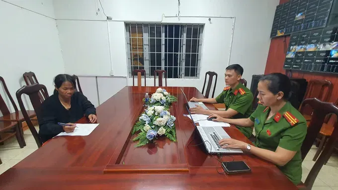 公安正在对嫌疑人阿黎进行审讯。