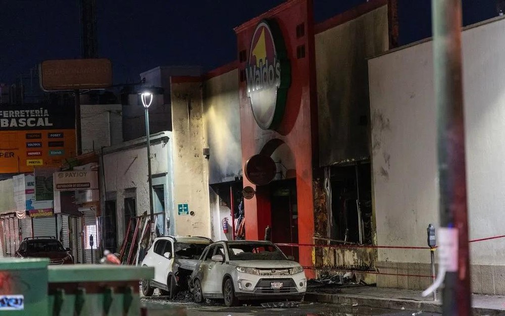 11月1日，墨西哥索诺拉州埃莫西约市，爆炸导致一家超市受损，受损车辆停放在超市门前（图：美联社）。