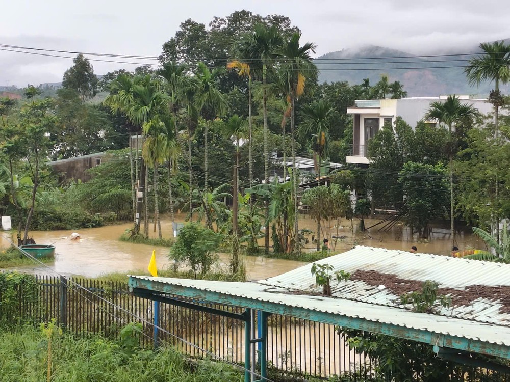 和春坊西安村的道路几乎消失在一片汪洋之中（图：春琼）。