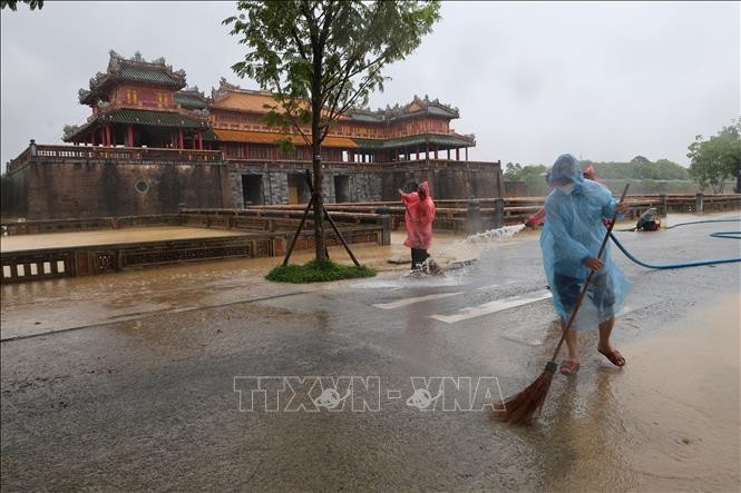 顺化古都遗迹保护中心在洪水退后，动员干部和工作人员对顺化皇城区域进行清洁整理。