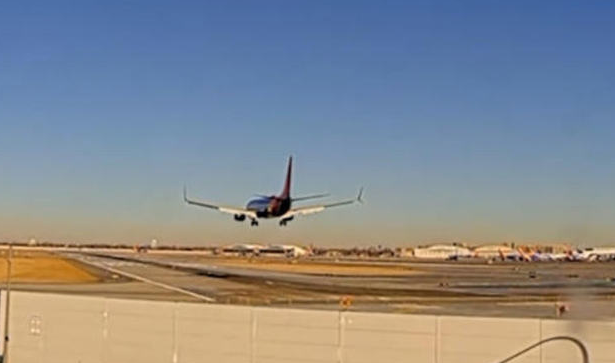 美一客机与直升机险些相撞。