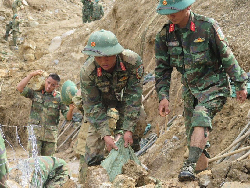 34军团士兵正在玉灵乡开展道路疏通工作。