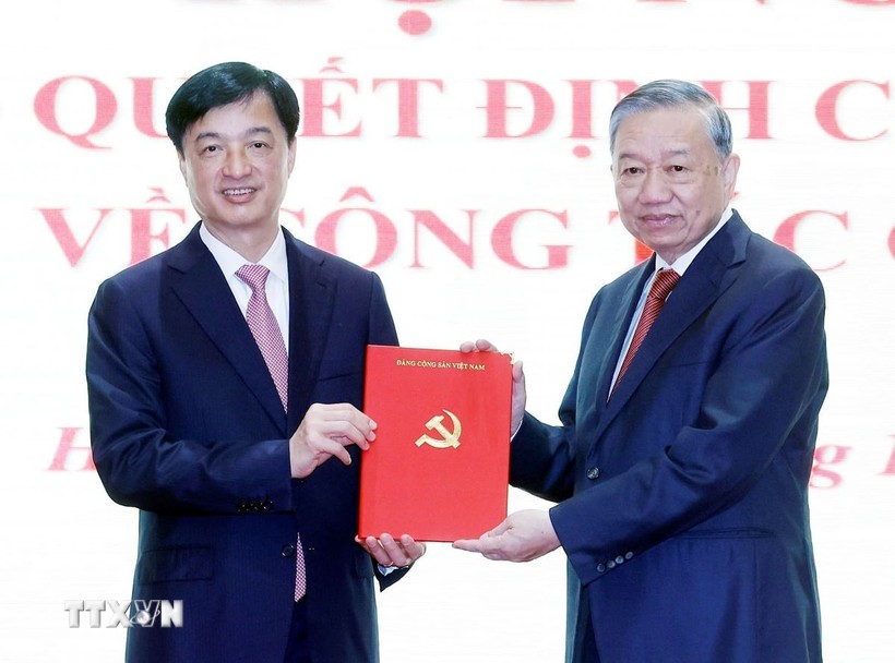 党中央总书记苏林向新任河内市委书记阮维玉颁发了党中央政治局的决定。