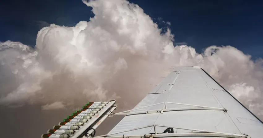 2022年8月，一架飞机在阿联酋播撒“云种子”，以人工降雨（图：路透社）。