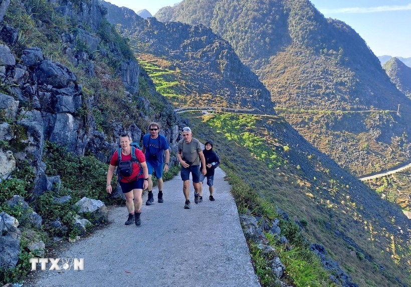 外国游客探索宣光省。