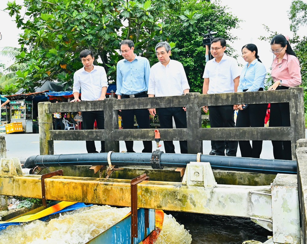 胡志明市市委副书记阮福禄视察水利系统。图：越勇