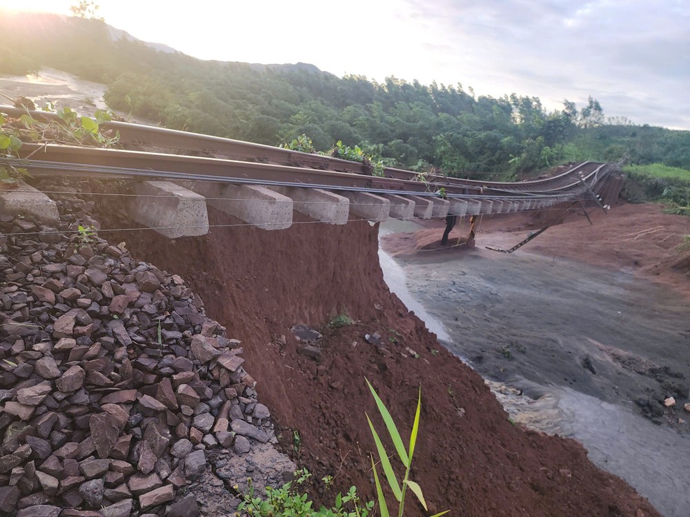 受13号台风影响，北-南铁路线严重受损。