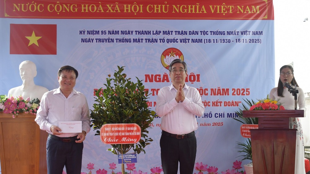 市委副书记阮福禄向隆海乡福协村祖国阵线工作委员会赠送礼物。