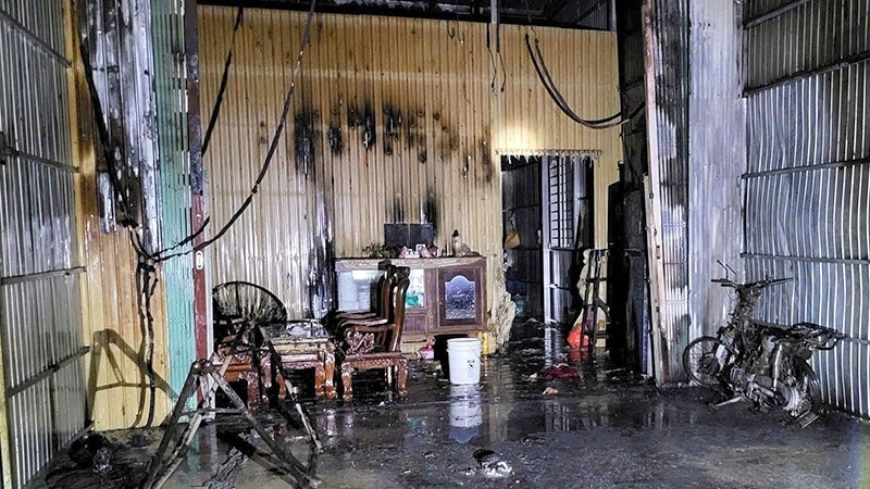 中压电线起火殃及4间民房。