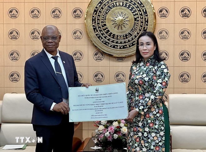 岘港市人委会副主席阮氏英诗与世界自然基金会国家办事处主任马丁·卡巴鲁阿帕·卡平加。