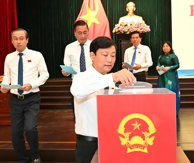 与会代表投票。图：越勇