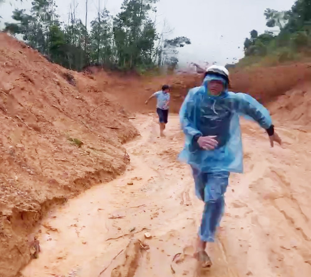 途经南茶眉乡的40B国道路段发生山体滑坡事故，民众仓皇逃跑。图：Đ. 阳