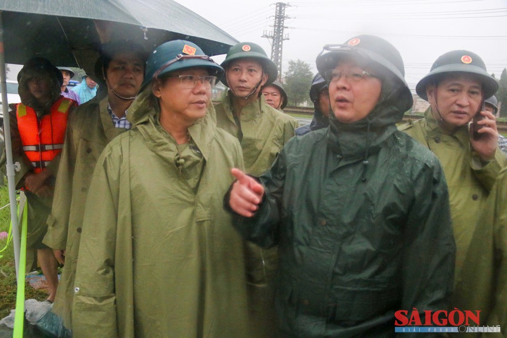 11月19日上午，胡国勇副总理在庆和省延田乡检查严重受灾区域。图：孝江