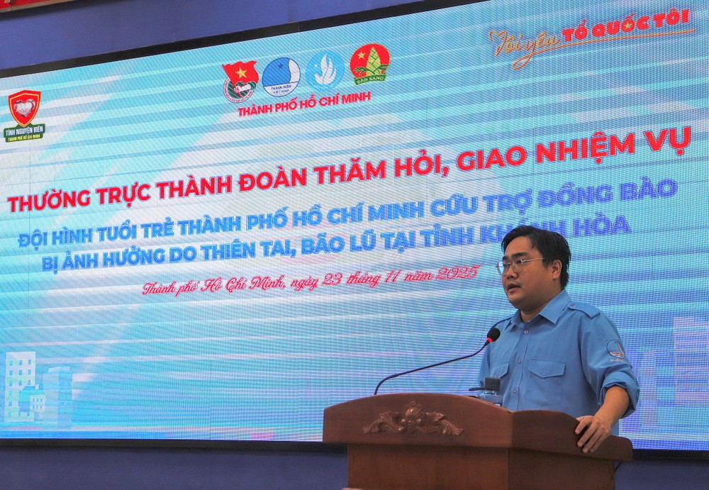 吴明海同志向志愿者队伍责成任务。