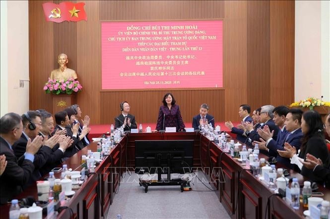 党中央政治局委员、中央书记处书记、越南祖国阵线中央委员会主席裴氏明怀在会上发表讲话。