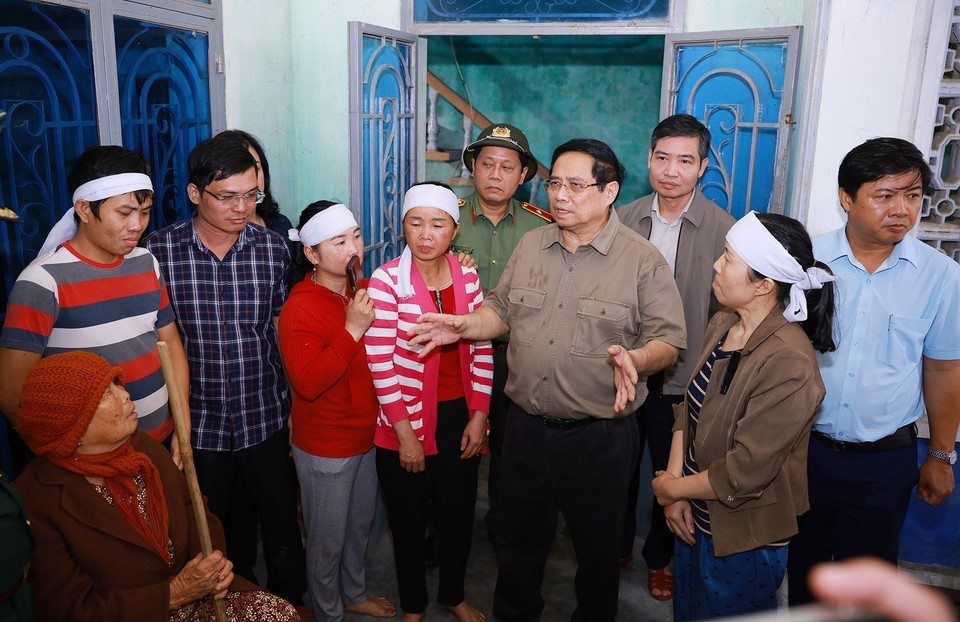 越南政府总理范明政来到德乐省和盛乡富友村，看望、慰问因暴雨洪灾而遭受重损的家庭。