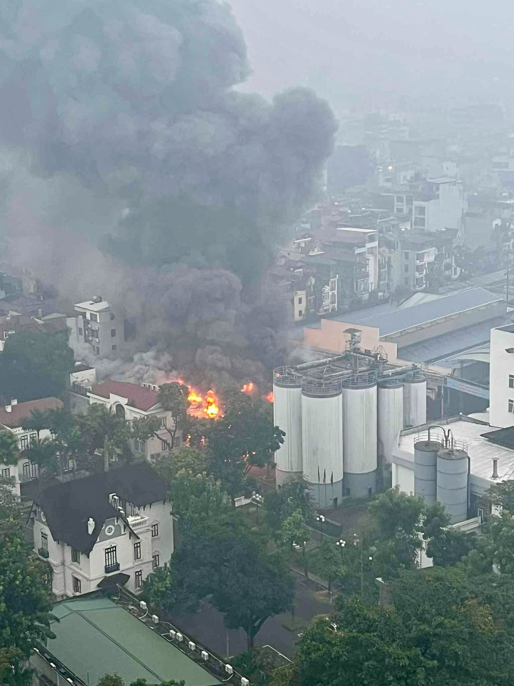 火警冒出数十米高的滚滚浓烟。